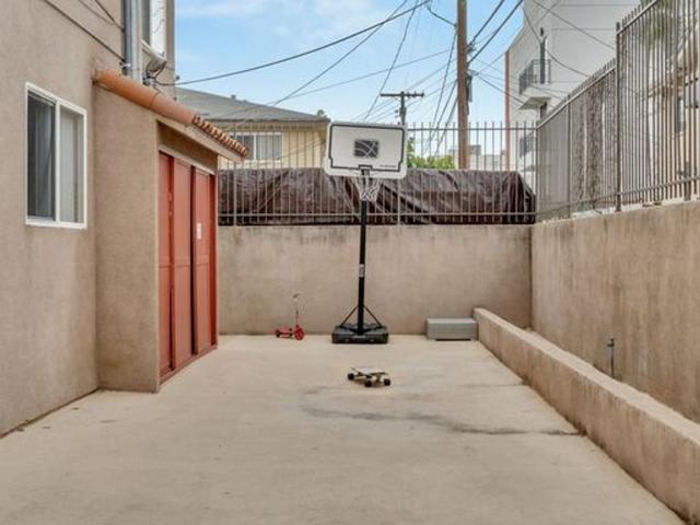Apartment for rent in Canoga Park, California