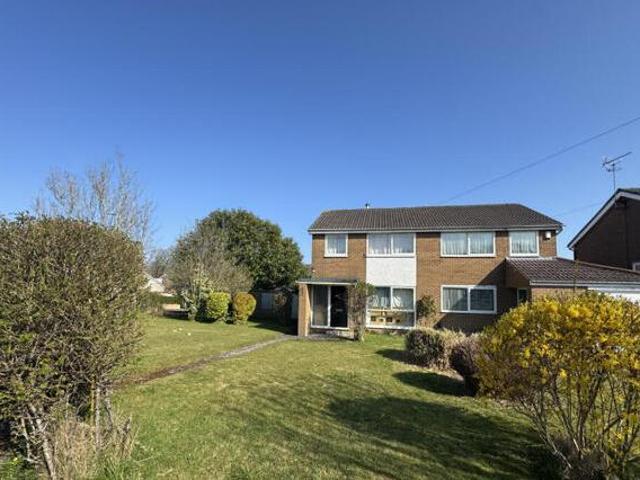 House for sale in Holt Park, West Yorkshire