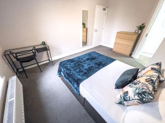 Room for rent in Kensington, Calderstones