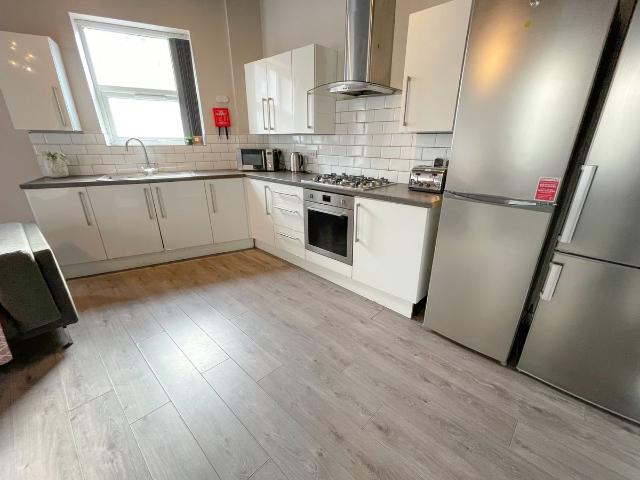 Room for rent in Kensington, Calderstones