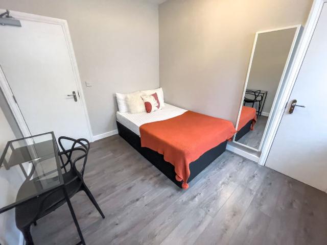 Room for rent in Kensington, Calderstones