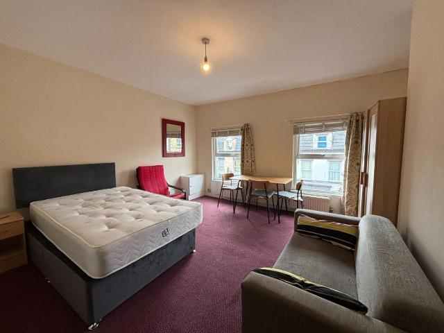 Studio for rent in Kensington, Calderstones