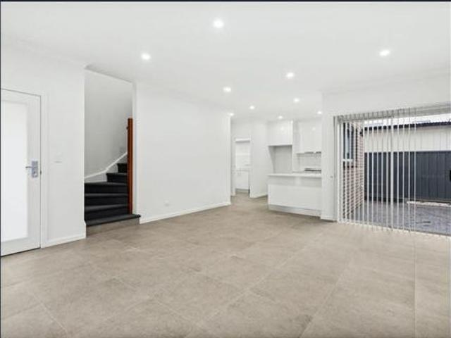 Townhouse for rent in Oak Flats Dc, New South Wales