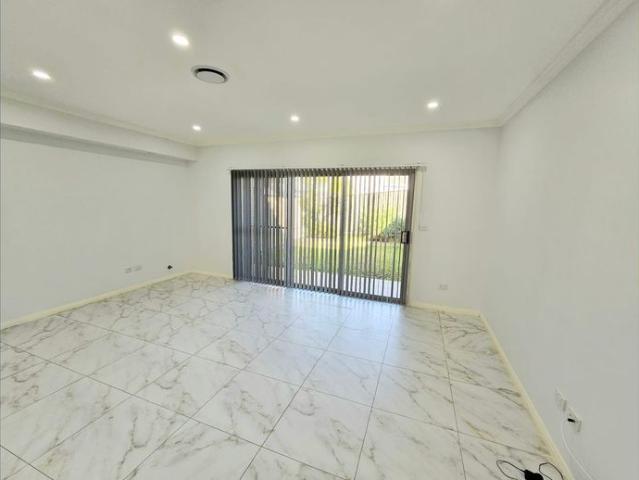 Townhouse for rent in Busby, Sydney