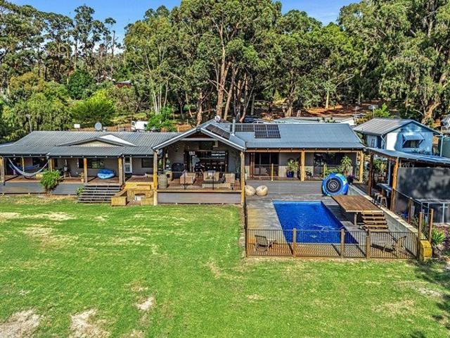 Cottage for sale in Kirup, Western Australia