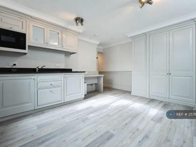 Apartment for rent in London Borough of Sutton, Greater London
