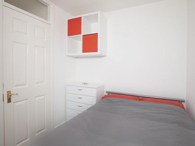Room for rent in Poplar Grove, Greater London