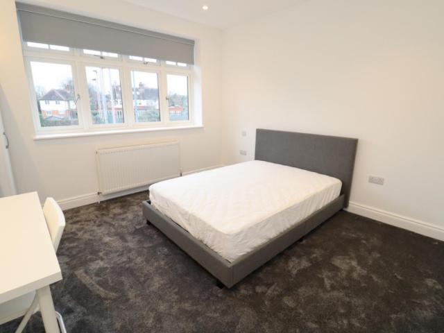 Room for rent in Bush Hill Park, Greater London
