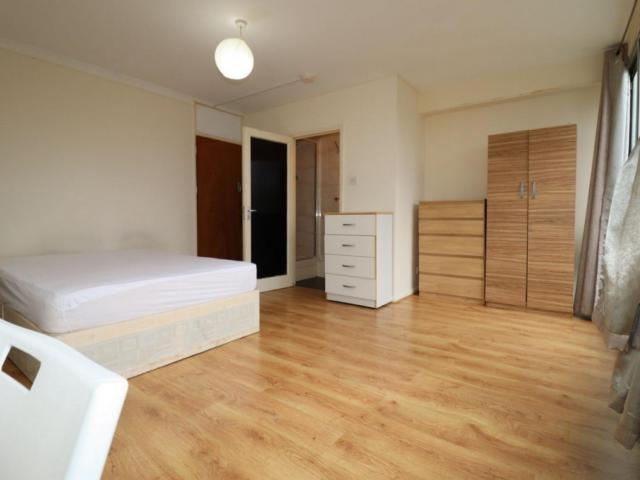 Room for rent in Poplar Grove, Greater London