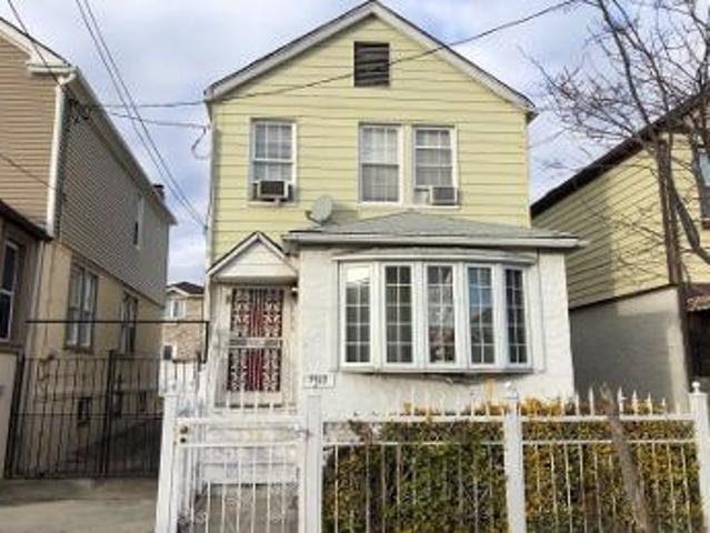 House for sale in The Bronx, Arverne