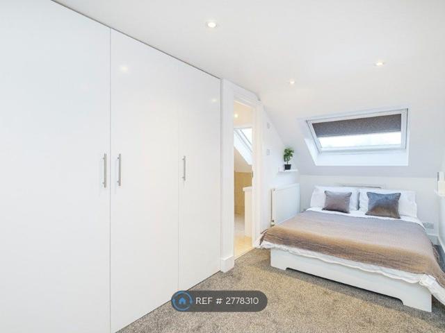 Studio for rent in Widmore, Greater London