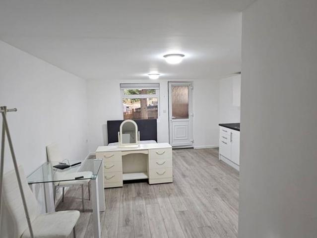 Studio for rent in Cockfosters, Greater London