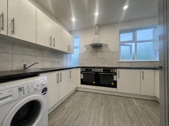 Studio for rent in Tolworth, Greater London