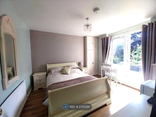Room for rent in Tolworth, Greater London