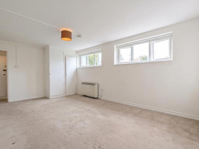 Apartment for rent in Hook, Greater London