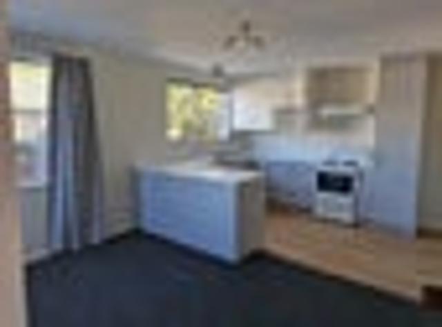 Townhouse for rent in Chaslands, Canterbury