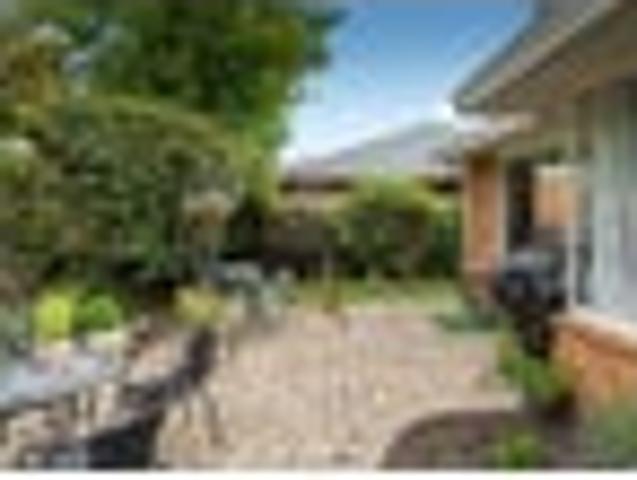Townhouse for rent in Chaslands, Canterbury
