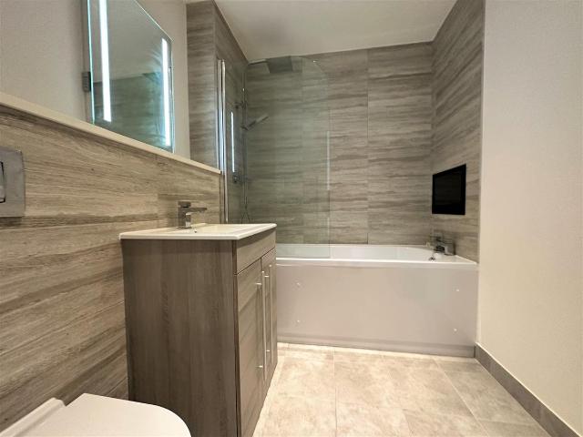 Apartment for rent in Pachesham Park, Surrey
