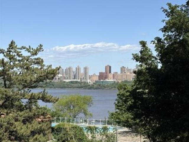 Condo for sale in Fort Lee, New Jersey