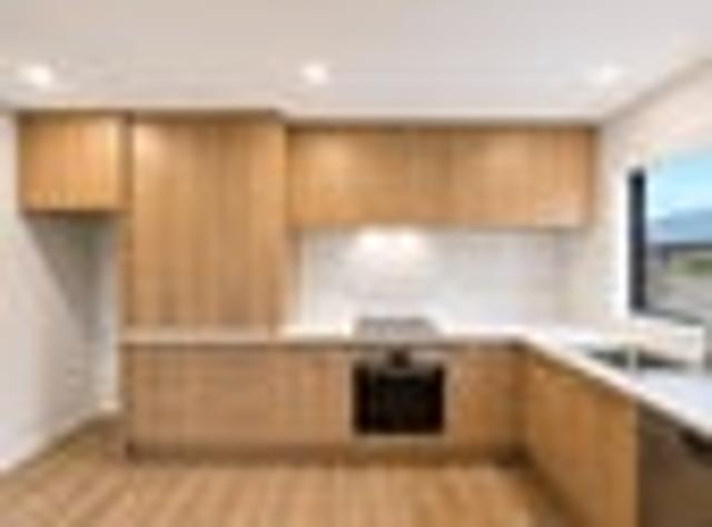 Townhouse for rent in Chaslands, Canterbury