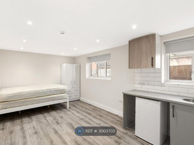 Studio for rent in Rush Green, Greater London