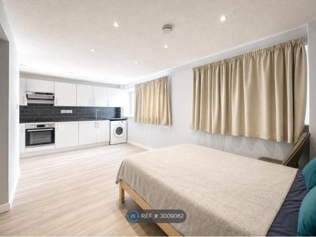 Studio for rent in Martin's Heron, Winkfield
