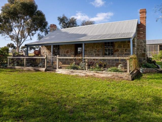 Cottage for sale in Lethbridge, Victoria