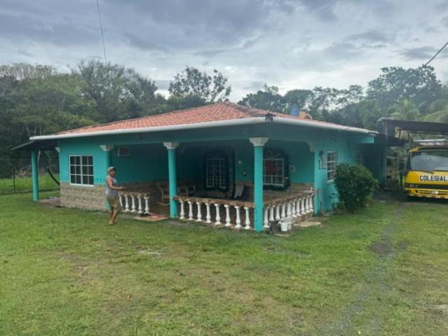 Hostal en venta en playa santa catalina, veraguas con casa en la ave. Central