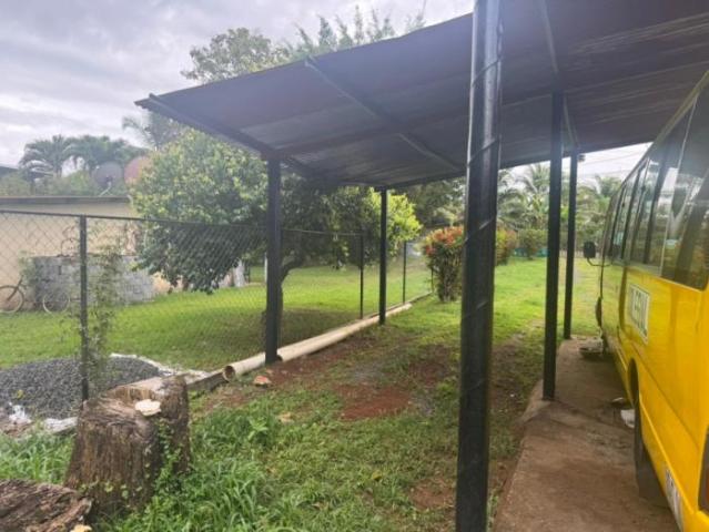 Hostal en venta en playa santa catalina, veraguas con casa en la ave. Central