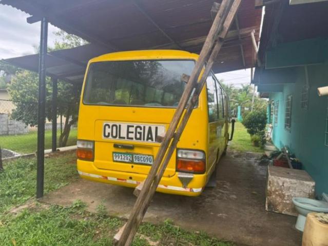 Hostal en venta en playa santa catalina, veraguas con casa en la ave. Central