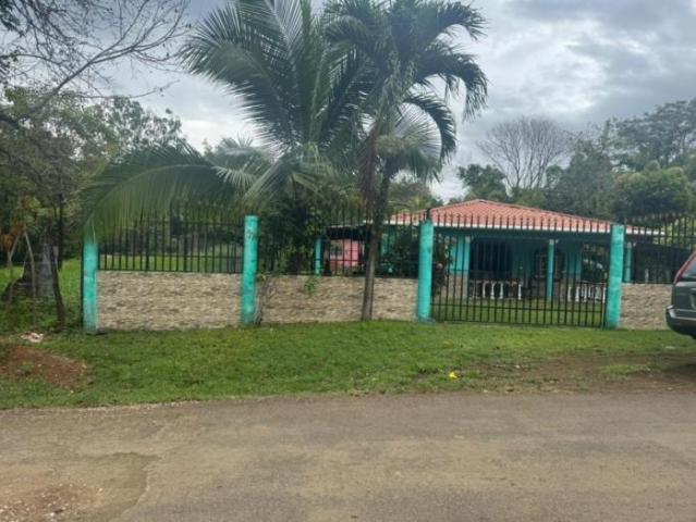 Hostal en venta en playa santa catalina, veraguas con casa en la ave. Central