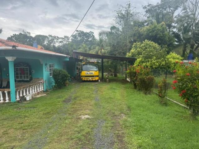 Hostal en venta en playa santa catalina, veraguas con casa en la ave. Central