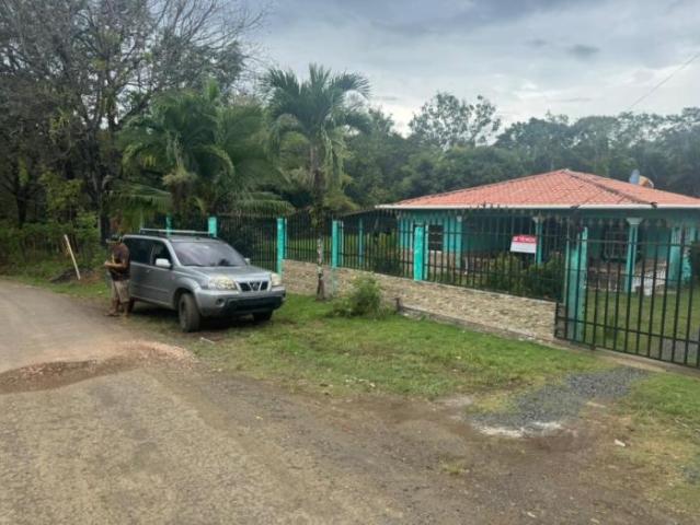 Hostal en venta en playa santa catalina, veraguas con casa en la ave. Central