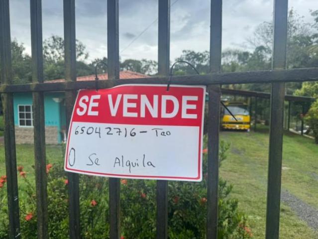 Hostal en venta en playa santa catalina, veraguas con casa en la ave. Central