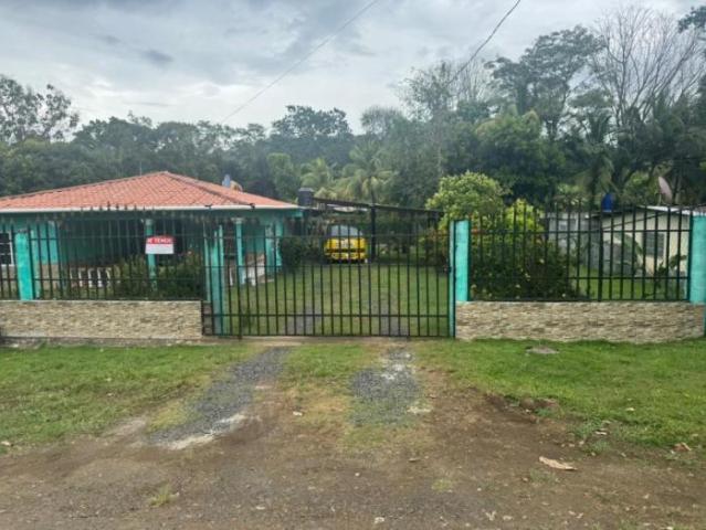 Hostal en venta en playa santa catalina, veraguas con casa en la ave. Central