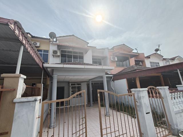 Terraced House for sale in Malaka