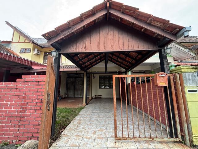 Terraced House for sale in Malaka