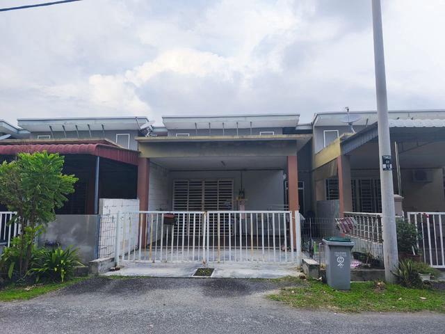 Terraced House for sale in Malaka