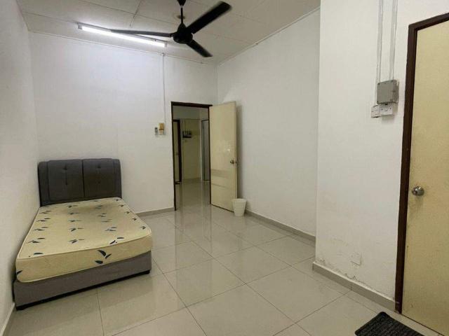 Room for rent in Petaling, Alam Impian