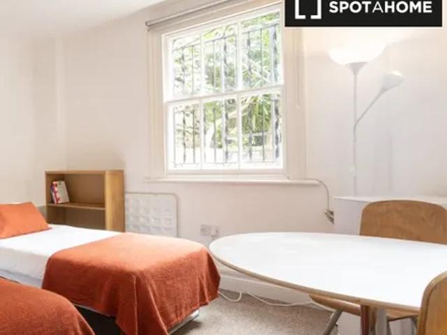 Room for rent in Earl's Court, Greater London