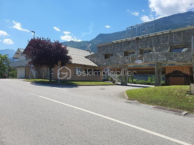 Local Commercial vente à Saint-Jean-de-Maurienne, Saint-julien-mont-denis