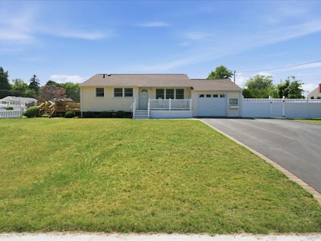 House for sale in Smithtown, New York