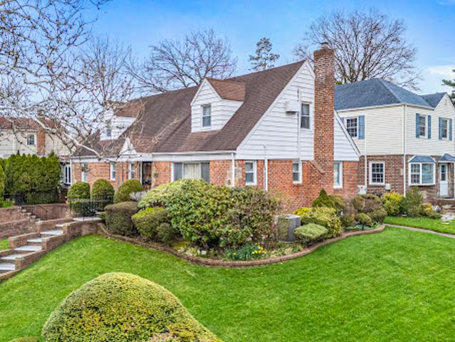House for sale in Queens, Arverne