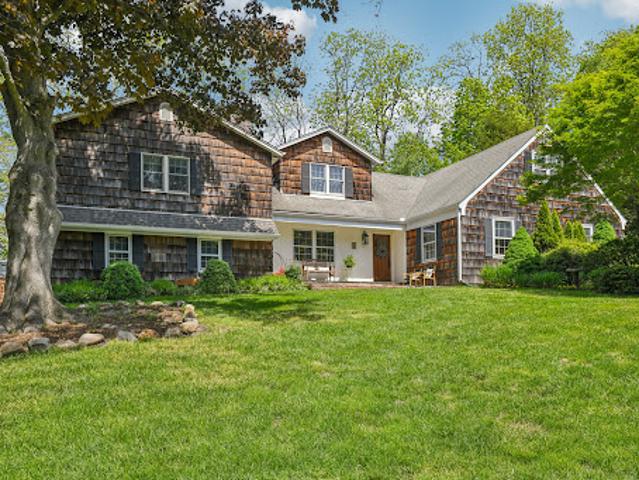 House for sale in Smithtown