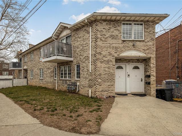 House for sale in The Bronx, Arverne