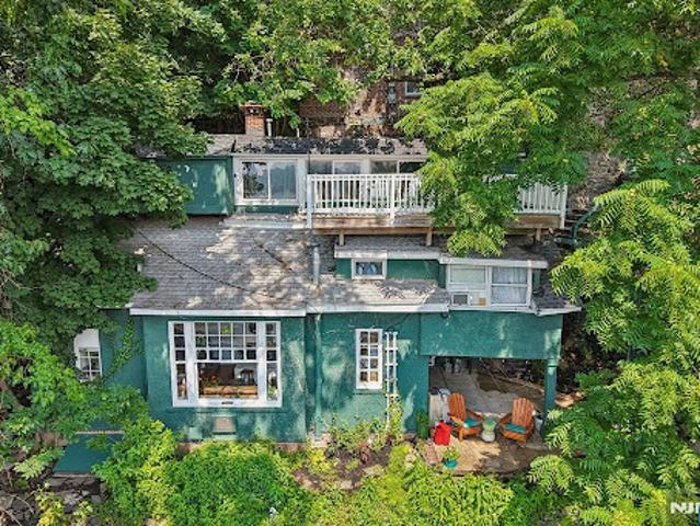 House for sale in Edgewater, New Jersey