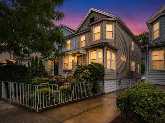 House for sale in Queens, Arverne
