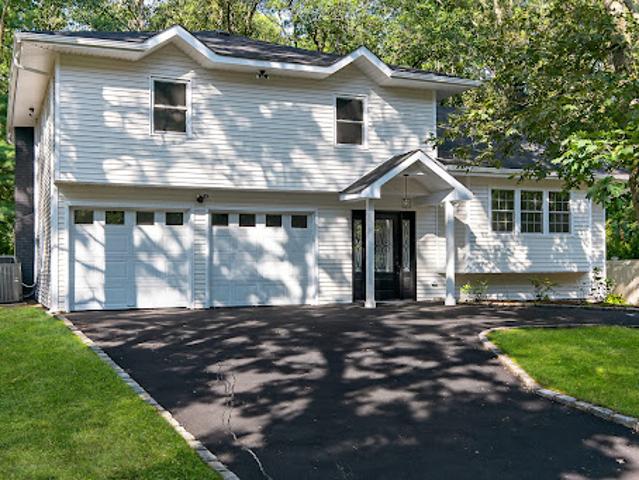 House for sale in Smithtown