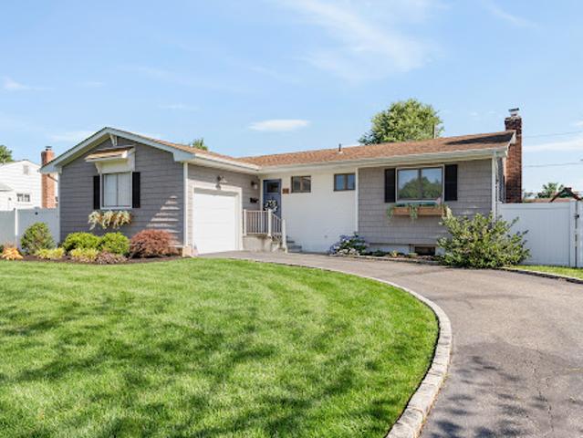 House for sale in Commack