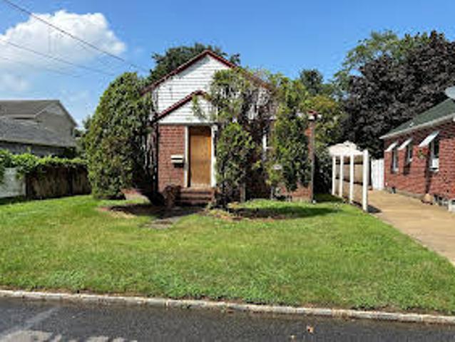 House for sale in Roslyn Heights House for sale in Roslyn Heights